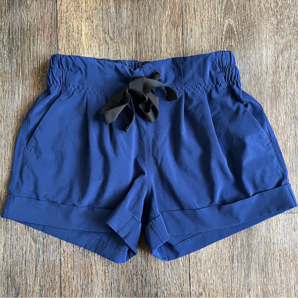 Lululemon Athletica Spring break away 2.5” navy blue cuffed athletic shorts 2